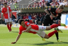 Noch nicht wieder im Anflug auf Mainz - aber dafür wird sich auch Joo-Ho Parks (hier im Zweikampf mit dem Ex-Augsburger und Jetzt-Gladbacher André Hahn) Abflug von Bruchweg hinausschieben.