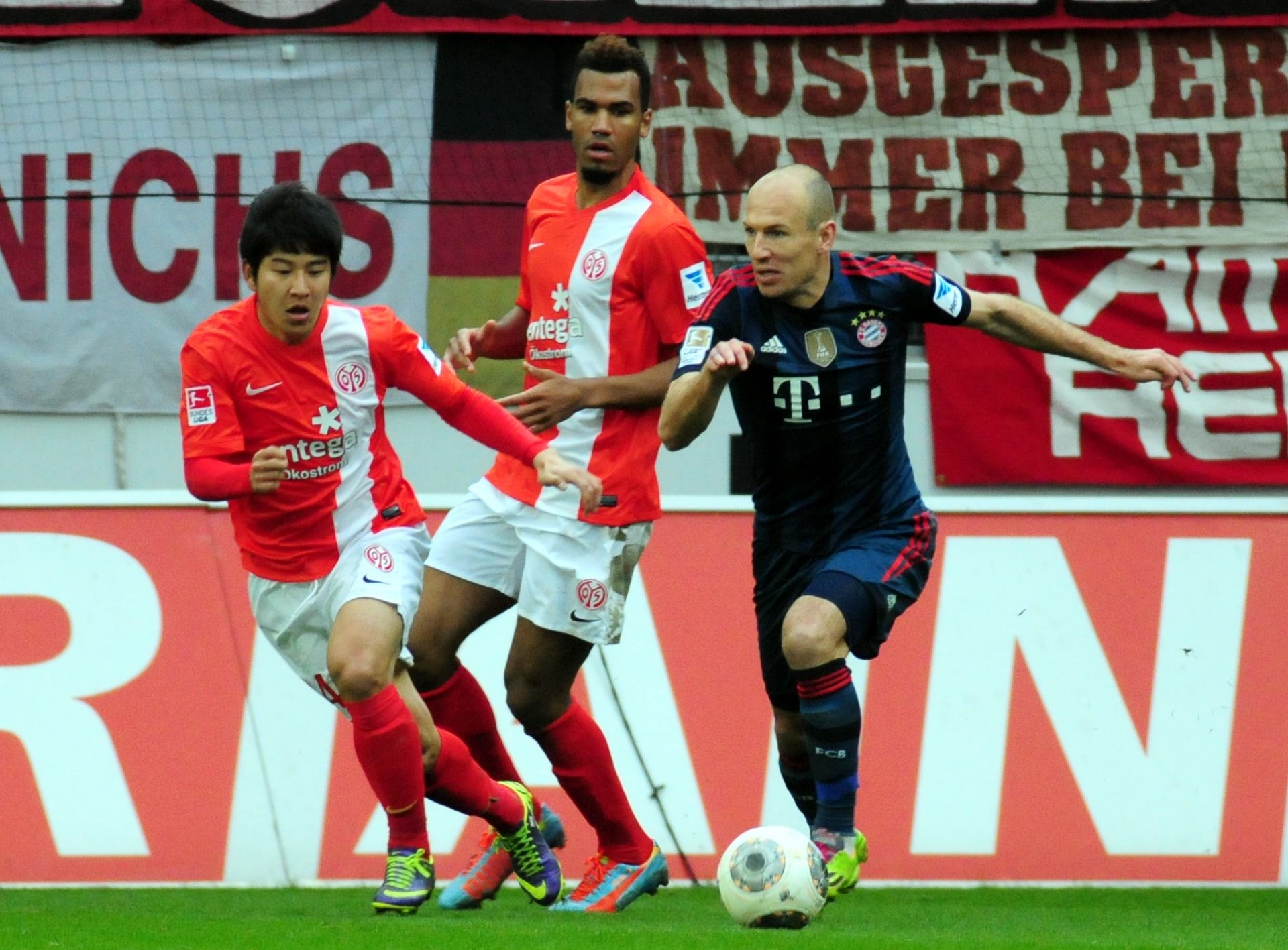Bei Jo-Hoo Park (l.) war Bayern-Angreifer Arjen Robben in guten Händen.