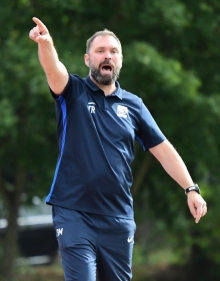 Zeigt seinen Spielern, wo das Tor steht: Schott-Trainer Sascha Meeth.