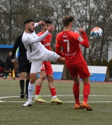 Giorgio Del Vecchio (M.) krönte eine starke Vorstellung des TSV Schott in Großaspach mit dem Siegtreffer.