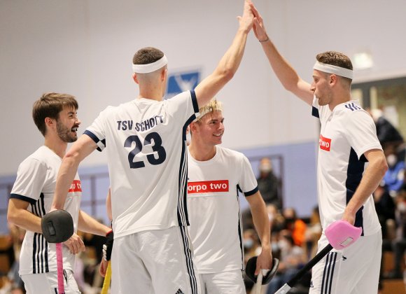 Auch Verteidiger Chris Franik (l.) beteiligte sich mit einer Vorlage auf Max Nagel (hinten), der zweimal traf, an den Toren zum 12:5-Abschlusssieg. Niklas Plattenteich (Nr. 23) und Tobias Gutbrod kamen gegen den 1. Hanauer THC auf je drei Tore.