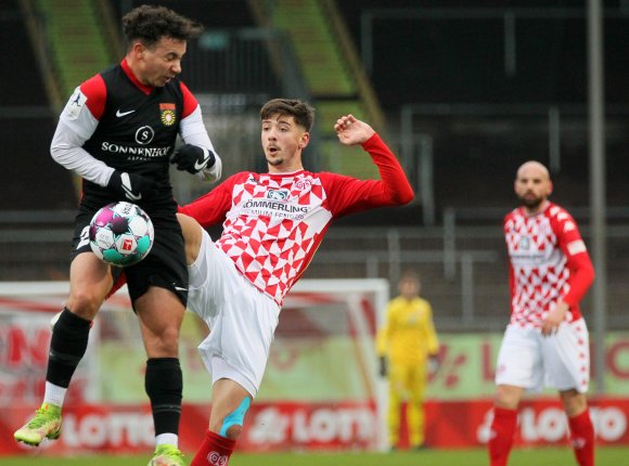 Lukas Quirin (Mitte) wird mit der U23 gegen den FSV Frankfurt erstmals nach zwei Monaten wieder ein Heimspiel bestreiten - und das ziemlich sicher in seiner neuen Rolle als Innenverteidiger. 