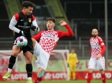Lukas Quirin (Mitte) wird mit der U23 gegen den FSV Frankfurt erstmals nach zwei Monaten wieder ein Heimspiel bestreiten - und das ziemlich sicher in seiner neuen Rolle als Innenverteidiger. 