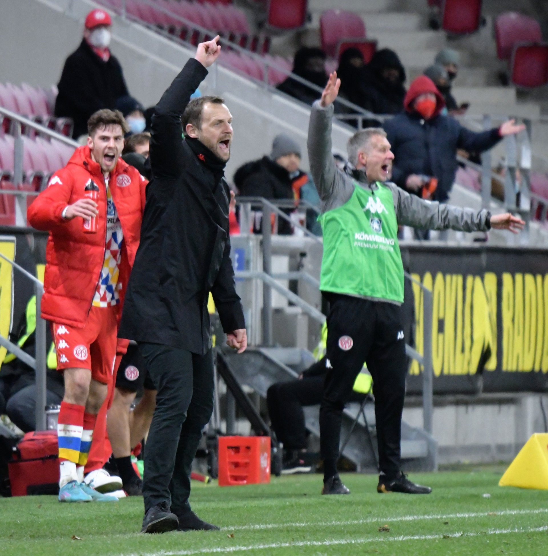 Der letzte Treffer der Partie fiel in der 88. Minute, danach musste die Mainzer (hier Trainer Bo Svensson, Anton Stach, Rehatrainer Axel Busenkell)…