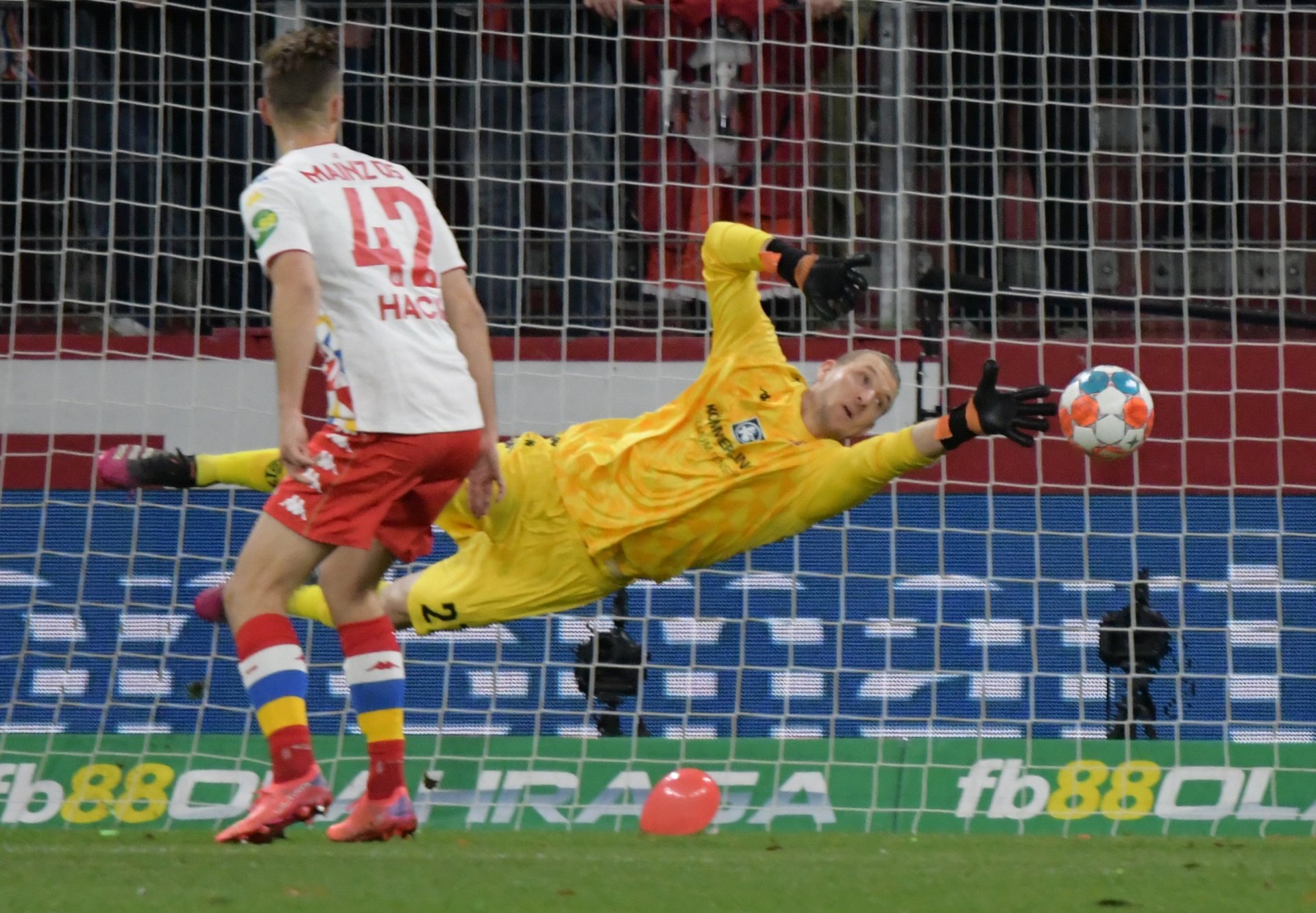 Auf der anderen Seite wehrte Robin Zentner in der 16. Minute die erste Leverkusener Chance, einen harten Schuss von Robert Andrich ab. Später war er gegen Patrik Schicks abgefälschten Abschluss zum 0:1 machtlos.