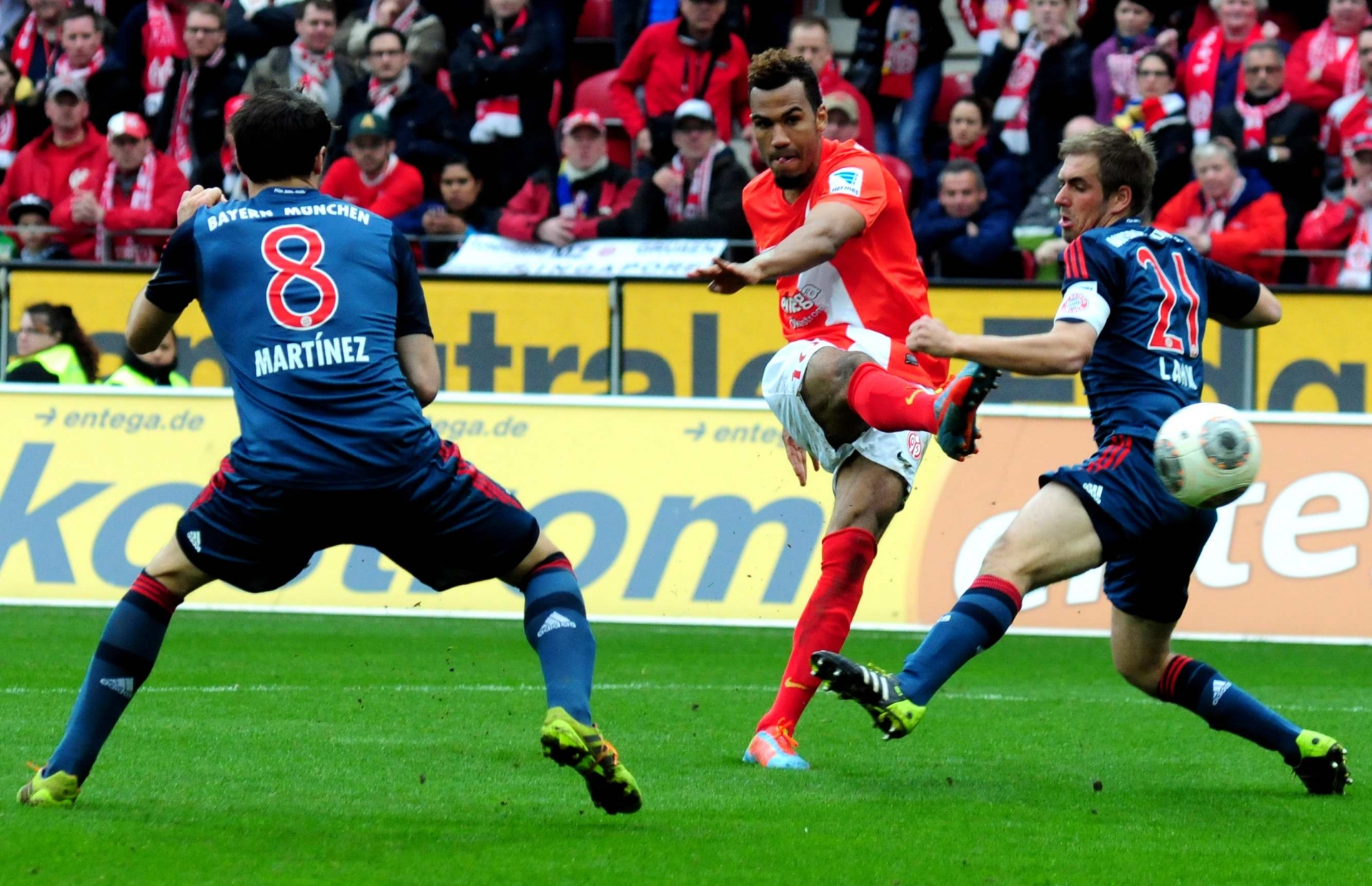 Maxim Choupo-Moting hatte kurz nach der Pause Pech mit einem Lattenknaller.