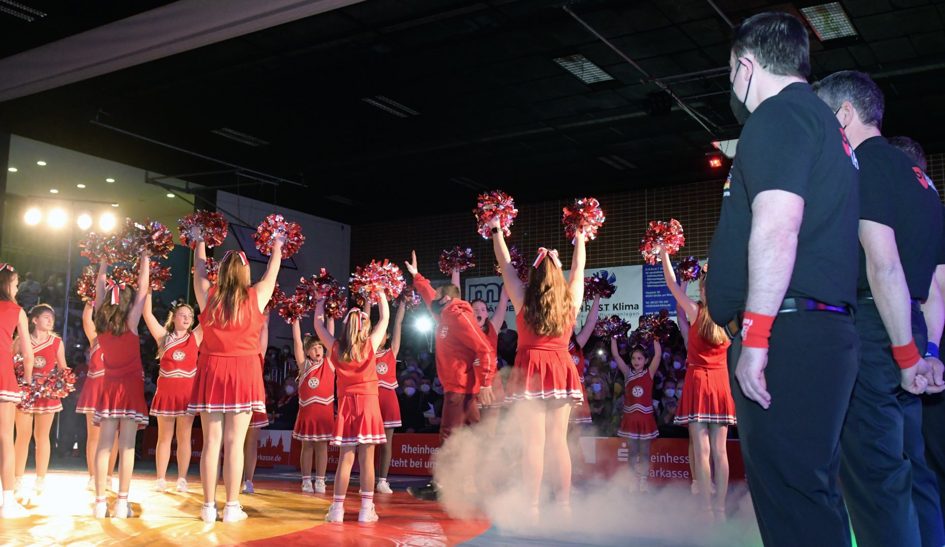 Die Cheerleader standen beim Einzug der Mainzer Ringer Spalier, was auch für so manchen Athleten ein besonderes Erlebnis war...