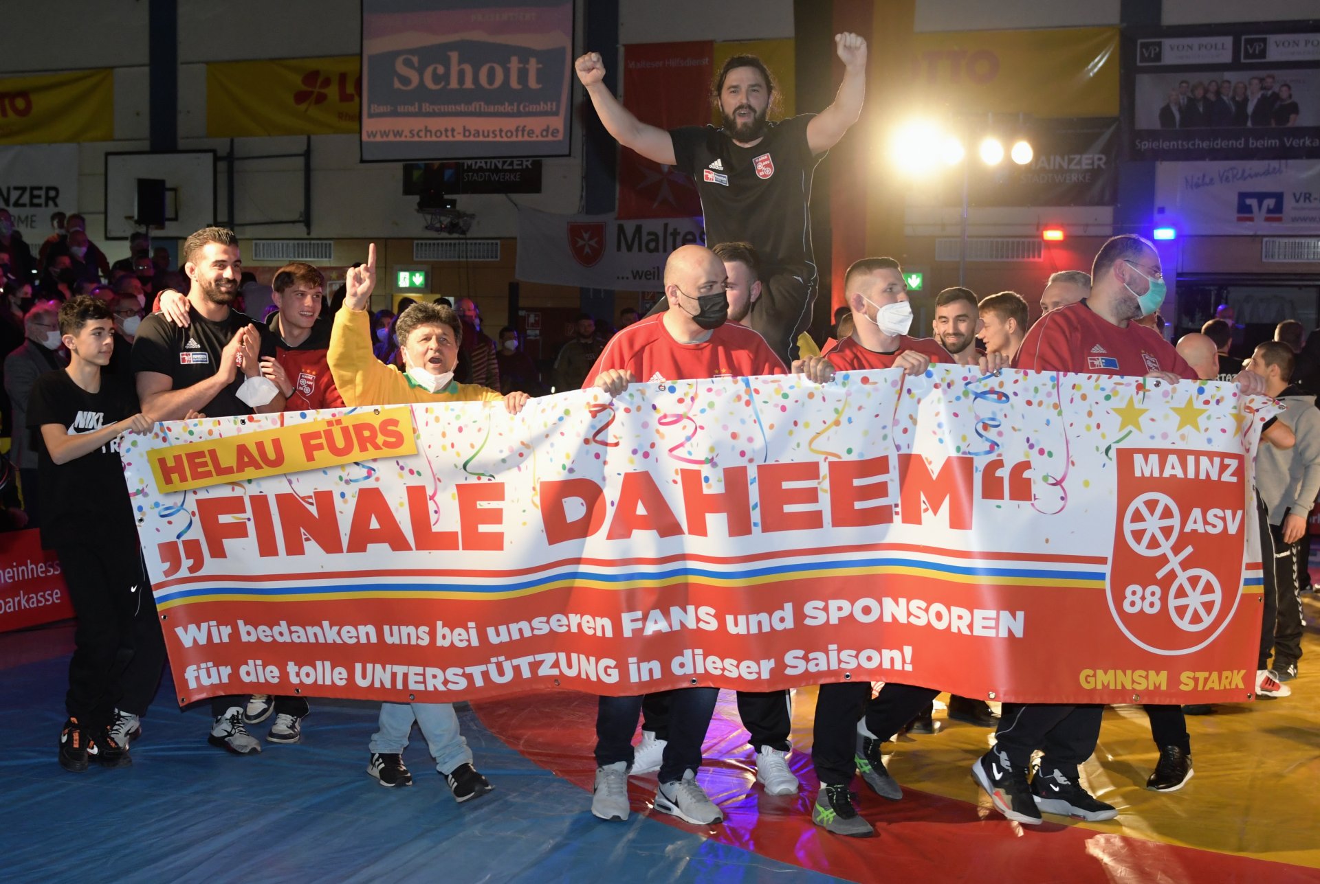 Nach dem letzten Saisonkampf in eigener Halle dankten die 88er ihren Fans. Die Athleten aber haben noch eine Aufgabe vor der Brust: „Finale auswärts“ – und die Tür zum Titel ist einen Spalt weit offen.