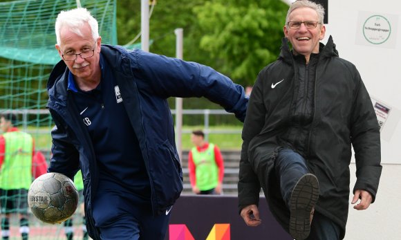 Klaus Bauer will mit dem TSV Schott die TuS Marienborn aus dem Pokal kegeln. Deren Vorsitzender Dietmar Hofmann ist abwehrbereit.