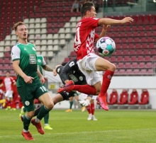 Auch der eingesprungene Romario Roesch konnte im September die Niederlage der U23 gegen den FC Homburg (l. Philipp Schuck) nicht abwenden.