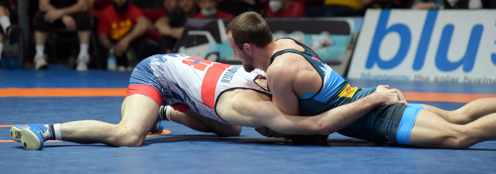 Anerkennung für einen besonderen Move zollte der Mainzer Ehrenvorsitzende Tolga Sancaktaroglu dem SV Wacker dafür, dass sie einen internationalen Athleten, Ali-Pasha Umarpashaev (l.) dazu bekommen hatten, von 75 auf 71 Kilo abzukochen.Leidtragender war Alexander Semisorow, der dem Bulgaren mit 0:3 (2:11) unterlag..