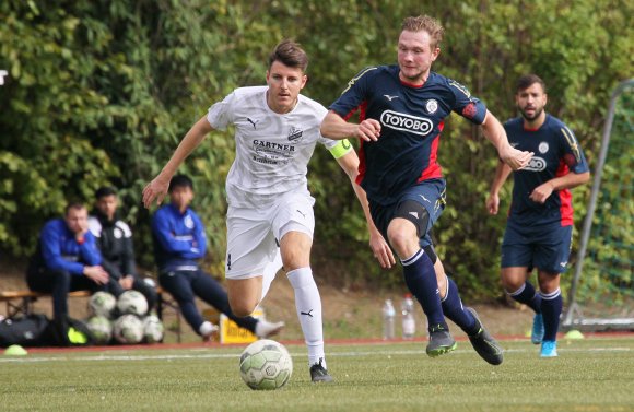 Robin Wolf (r., im vorigen Heimspiel gegen Jahn Zeiskam) belebte nach seiner frühen Einwechslung das Angriffsspiel des FC Basara und bereitete den Siegtreffer von Karim Hadri vor.