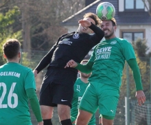 Ein heißes Kopfballduell zwischen Norman Loos und Felix Frantzmann, wer gewonnen hat, verrät das Bild nicht.