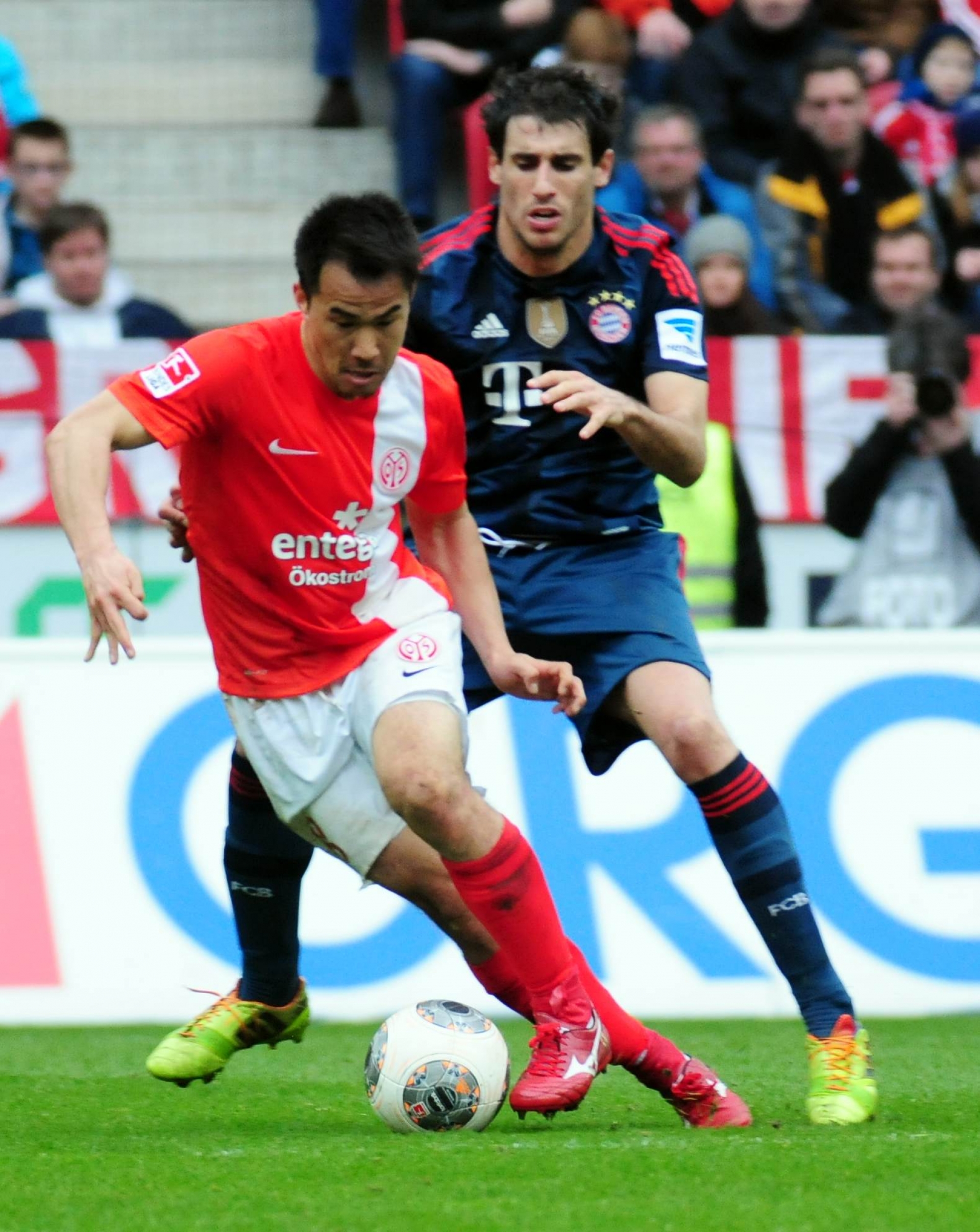 Oft kam Shinji Okazaki nicht an den Bayern-Innenverteidigern vorbei. In dieser Szene schon; dass Javi Martinez ihn von hinten zu Fall brachte, blieb ungeahndet.