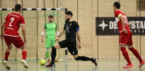 TSG-Kapitän Timo Ernst (M.) stellt sich bereits auf die Relegation ein.