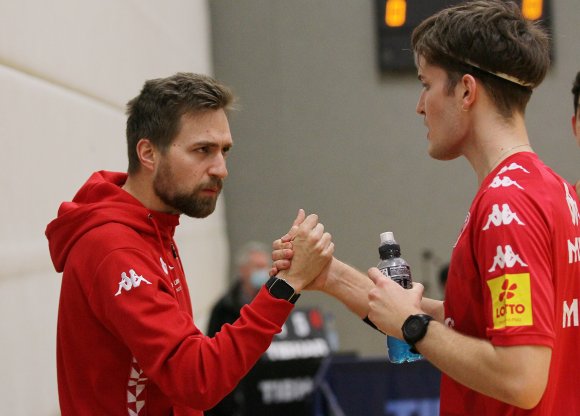 05-Trainer Tomasz Kasica (l., mit Luka Mladenovic) will nicht als Tabellenzweiter, sondern als Meister aufsteigen.