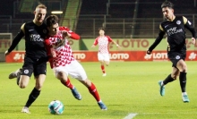 Marvin Jung (2.v.l.), inzwischen als Stürmer im Einsatz, legt sich mit einem seiner Vorgänger auf der Außenverteidigerposition an. Maurice Neubauer (l.) spielte von 2016 bis 2018 am Bruchweg.