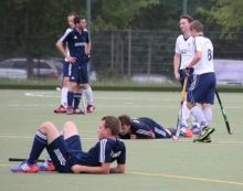 Da waren sie platt: Im jüngsten Heimspiel gegen die HG Nürnberg kassierte der TSV Schott (blaue Trikots) kurz vor Ende den 2:3-Knockout nach einem vermeidbaren Abspielfehler.