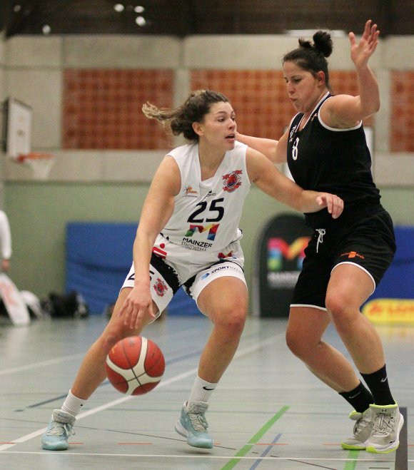 Berry gegen Geri: Die Kräfteverhältnisse in Bad Homburg waren spätestens Mitte des zweiten Viertels geklärt. Zugunsten der einstigen Mainzerin Gergana Georgieva (r.) und ihres Teams, gegen Alexandra Berry und den ASC.