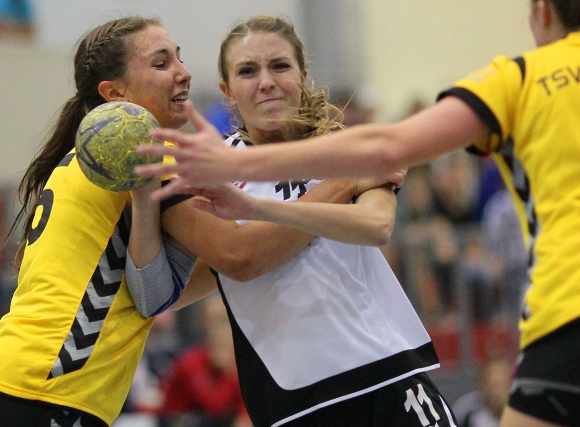Lea Maus (Mitte) bleibt im zupackenden Defensivverbund des TSV Ismaning hängen. Die Münchner Mannschaft war in dem zweiten Dreierturnier der A-Jugend-Bundesliga in Mainz das beste Team. 