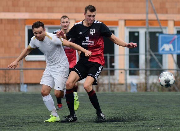 Felix Becker (r.) und die TSVgg Stadecken-Elsheim müssen die Saison in der Abstiegsrunde fortsetzen.