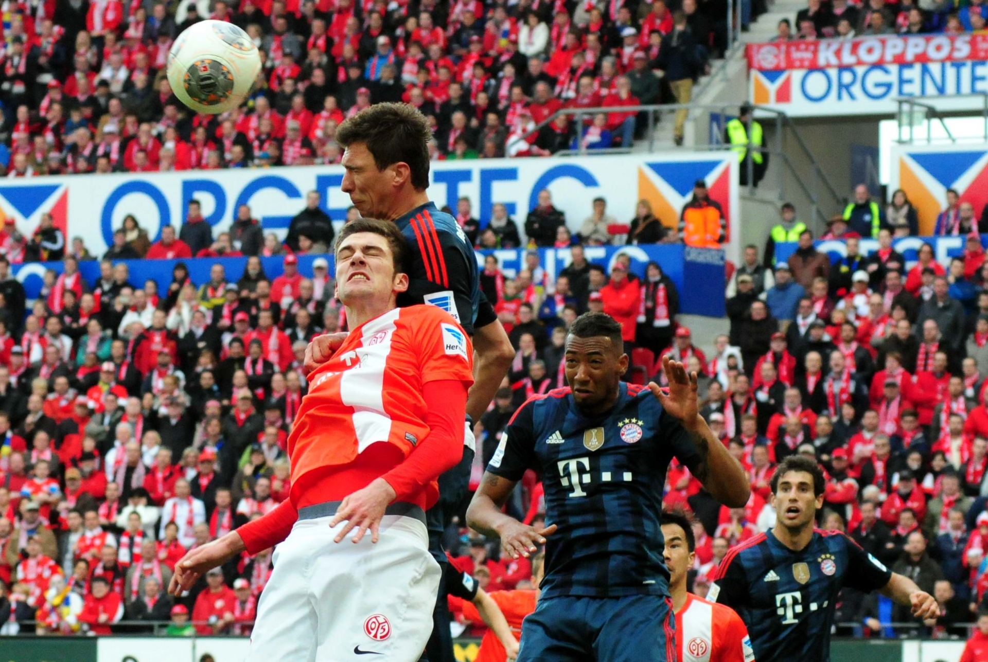 Kopfbälle von Mario Mandzukic lassen sich kaum verhindern. Unterm Strich aber hatten Stefan Bell und die Mainzer Hintermannschaft den Bayern-Torjäger gut im Griff.