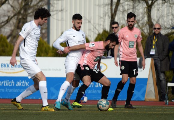 Manuel Schneider (l.) wird dem TSV Schott wegen seiner vorige Woche erlittenen Verletzung länger fehlen. Giorgio Del Vecchio (2.v.l.) und die übrigen Kollegen müssen in Elversberg deutlich kampfstärker aufreten als gegen den FC Homburg.