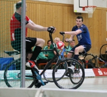 Etwas häufiger als bisher sollten die Hechtsheimer (r. Fabian Gebhard) den Ball im Tor unterbringen.