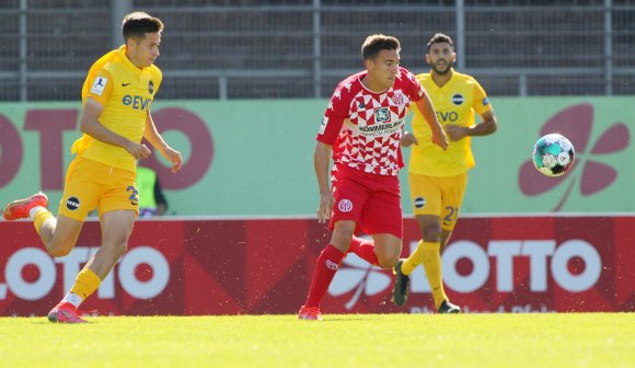 Romario Roesch hatte nach einem schlechten Rückpass der Offenbacher die allererste Chance der Partie, schloss aber zu harmlos ab.