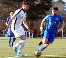 Gianni Auletta (l., gegen Sascha Szep) war eine der wenigen Personaloptionen im Testspiel des FC Basara gegen die TSG Bretzenheim 46, konnte die Niederlage gegen den Landesligisten aber auch nicht abwenden.