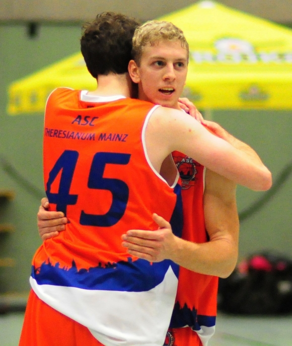 Dank dem Dunker: „Wir wussten gar nicht, ob er überhaupt springen kann“, sagte ASC-Kapitän Philipp Schön (Nr. 45) über Fabian Bahlke. Seit Samstagabend wäre das dann geklärt.