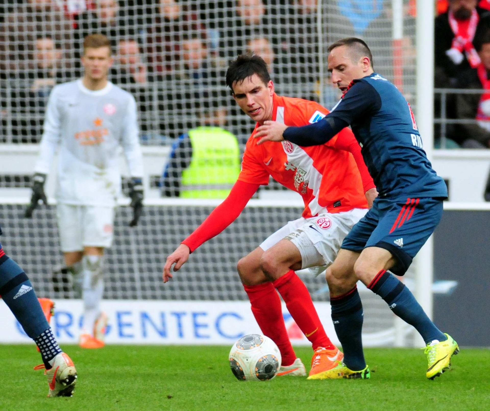 Christoph Moritz (hier im Duell mit Franck Ribéry) räumte hinterher ein, dass die erste Halbzeit viel Kraft gekostet hatte.