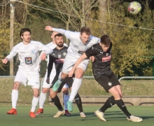Eine der weniger klaren Chancen des SVG in dieser Partie: Innenverteidiger Christian Jindra kommt mit diesem Kopfballversuch nicht weit.