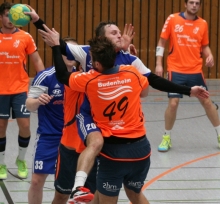 Gefangene werden gemacht: Der Nieder-Olmer Kapitän Tino Stumps wird von Philipp Becker (vorne) und einem Kollegen in die Zange genommen. Während er es schwer hatte , sich auf diese Art durchzuwühlen, gelangen Stumps in der zweiten Halbzeit wiederholt ganz lockere Unterarmwürfe ins Budenheimer Tor. 