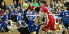 Engagierte Auftritte versprechen die Sportfreunde Budenheim (blaue Trikots v. l. Patrick Hess, Finnian Lutze und Max Grethen) für die acht Spiele in der Klassenverbleibsgruppe und hoffen dafür vor allem auf eine mit lautstarken Fans dicht besetzte Tribünen in der Waldsporthalle 