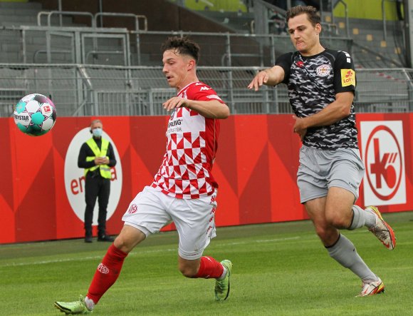 Die Hinrundenbegegnung gegen die Koblenzer (r. Jakob Lemmer) gewannen Tobias Mißner und die U23 dank eines Strafstoßes von Simon Brandstetter in der Nachspielzeit mit 2:1.