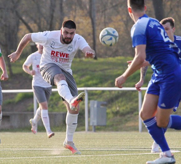 Francesco Teodonno ist die große Offensivhoffnung der SpVgg Ingelheim im Abstiegskampf. Gegen Viktoria Herxheim konnte der oberligaerfahrene Stürmer seinem neuen Team noch nicht entscheidend helfen.