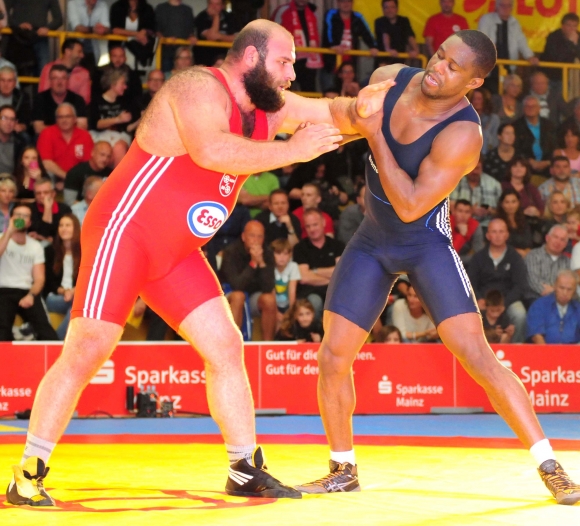 Nach Ismael Güzels (l.) 1:0-Punktsieg gegen Melonin Noumonvi führte der ASV 88 nach dem zweiten Kampf gegen den ASV Köllerbach mit 5:0. Von da an wurde es für die Mainzer deutlich schwerer die Punkte einzusammeln.