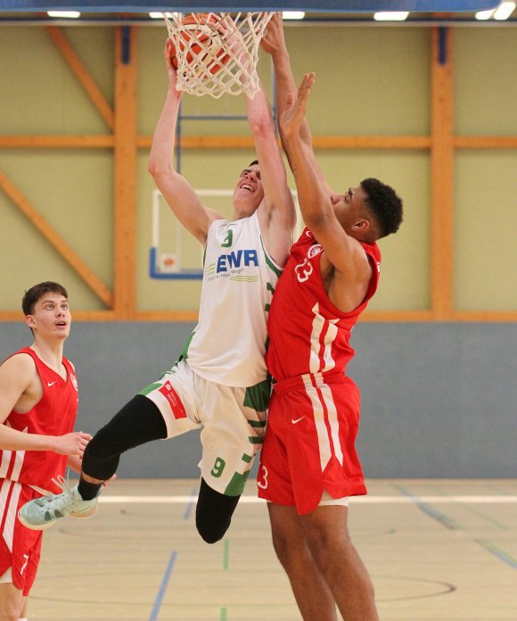 Viktor Malinowsky (hier gegen Jordan Samare) gelang ein Dunking zum 28:35.