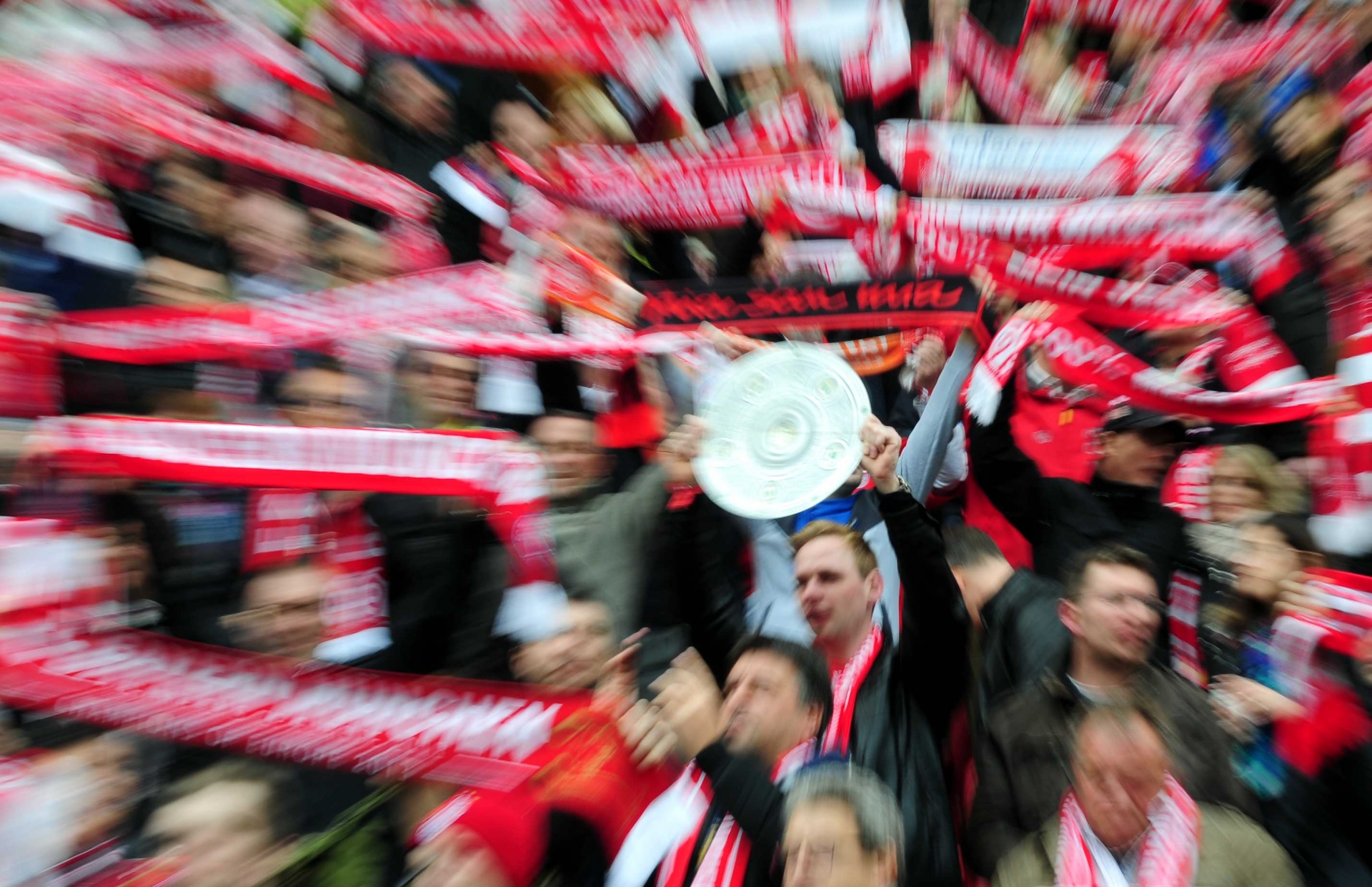 Die Stimmung im Stadion, auch auf der Haupttribüne, war prächtig. Die Meisterschale holten sich die Bayern in Mainz aber noch nicht.