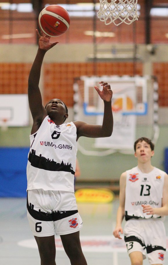 D Marcus Thomas machte in Crailsheim sein bisher bestes JBBL-Spiel und kam auf 33 Punkte. Erik Neunhöffer (hinten) wurde durch zwei diskussionswürdige Pfiffe im dritten Viertel ausgebremst.