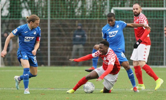 Ein Hinfaller waren die jüngsten fünf Duelle zwischen den Zweiten Mannschaften des FSV Mainz 05 (Mitte: Merveille Papela, r. Giuliano Modica) jeweils für die Gastgeber.