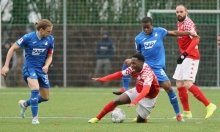 Ein Hinfaller waren die jüngsten fünf Duelle zwischen den Zweiten Mannschaften des FSV Mainz 05 (Mitte: Merveille Papela, r. Giuliano Modica) jeweils für die Gastgeber.