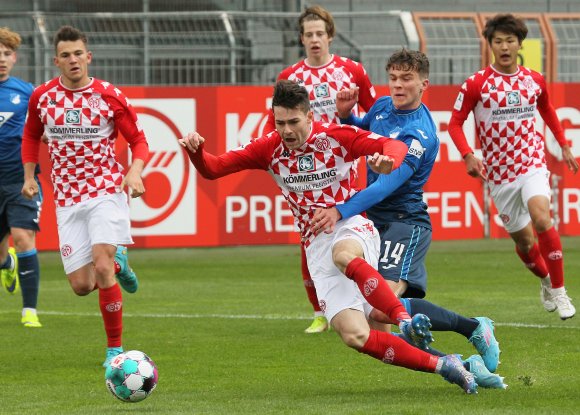 Marvin Jung holt hier den Strafstoß zum 2:2 heraus, Max Geschwill umklammert den 05-Stürmer und reißt ihn um. 