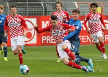 Marvin Jung holt hier den Strafstoß zum 2:2 heraus, Max Geschwill umklammert den 05-Stürmer und reißt ihn um. 