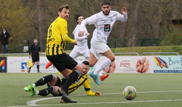 Für Khaled Abou Daya (r.) endete das Spiel gegen den FV Dudenhofen nicht nur mit einer deutlichen Niederlage, sondern vermutlich wegen einer Zerrung auch vorzeitig.