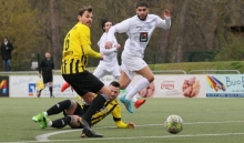 Für Khaled Abou Daya (r.) endete das Spiel gegen den FV Dudenhofen nicht nur mit einer deutlichen Niederlage, sondern vermutlich wegen einer Zerrung auch vorzeitig.