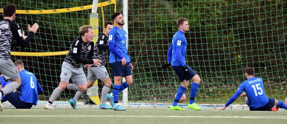 Der Ball im Tor, die Schottler am Boden: Nach dem 1:2 vermochten die Gastgeber nicht mehr zurückzukommen...