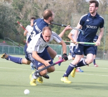 Die Hockeymänner des TSV Schott hatten gegen die HG Nürnberg mit sich selbst und den Zeitstrafen zu kämpfen. Nach dieser Kollision mit seinem Gegenspieler lag Peter Römheld (Nr. 23) auf seinem Konkurrenten