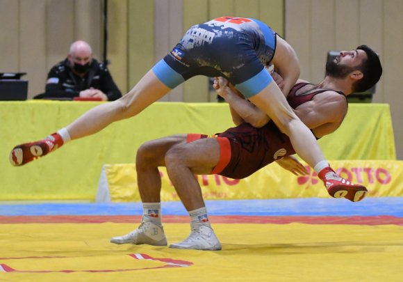 Eldaniz Azizli (r.) ging in all seinen Kämpfen auf dem Weg zum EM-Titel früh in Führung.